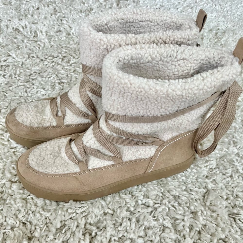 Moon Boot/Ugg Style Snow Boots, Size 9
